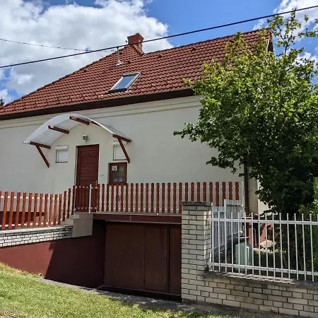 Csaladok Nyaraloja Holiday home *